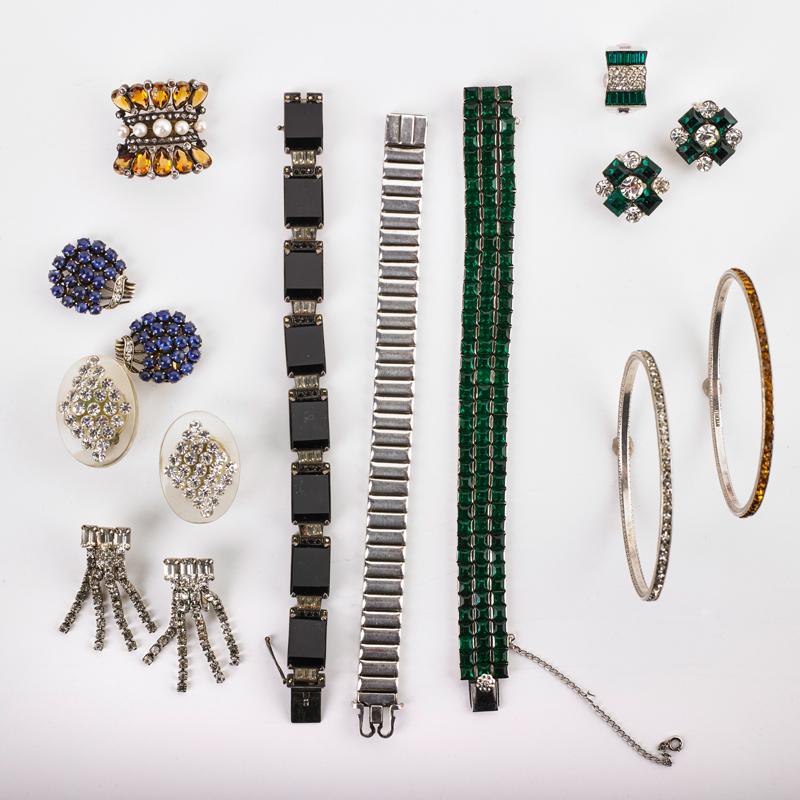 Appraisal: TH TH CENTURY BIJOUX AND FINE JEWELRY Fifteen pieces Cabochon