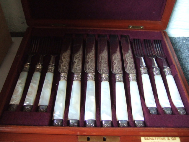 Appraisal: A set of twelve pairs of dessert or fruit knives