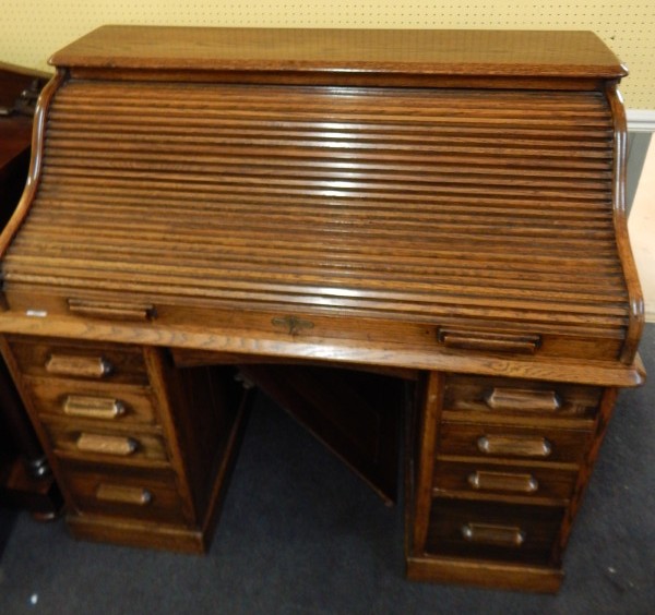 Appraisal: An early thC Harris Lebus oak roll top desk with