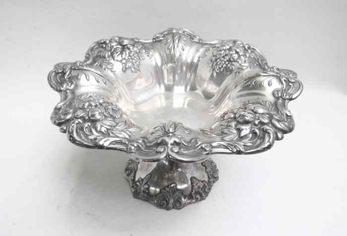 Appraisal: REED BARTON STERLING SILVER PEDESTAL BOWL in the ''Francis I''