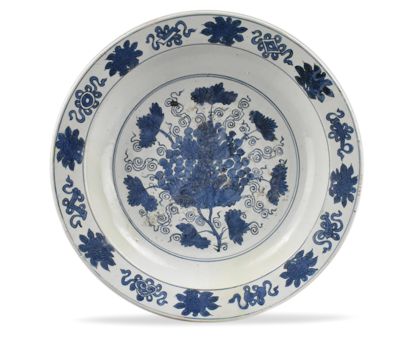 Appraisal: A large Chinese blue white floral plate dating from the