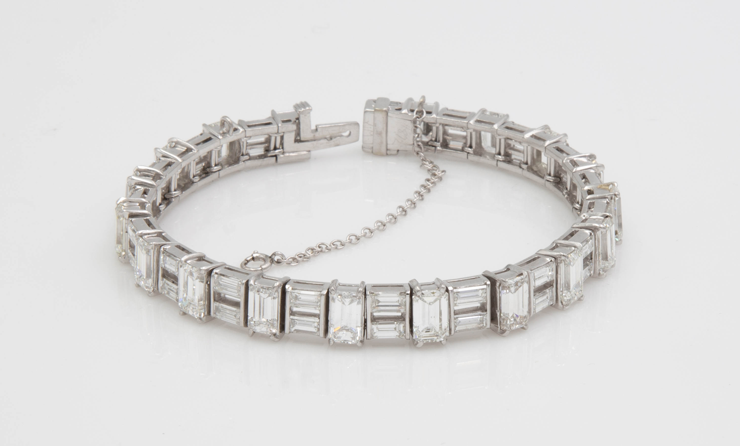 Appraisal: APPROX CT DIAMOND AND PLATINUM BRACELET A platinum straight line