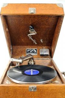 Appraisal: Victor Talking Machine Phonograph Victor Talking Machine phonograph in oak