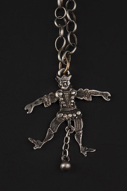 Appraisal: A NOVELTY JESTER PENDANT humorously modelled with articulated arms and