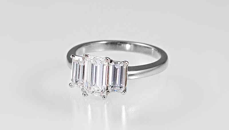 Appraisal: CTW THREE STONE DIAMOND RING A new spin on the