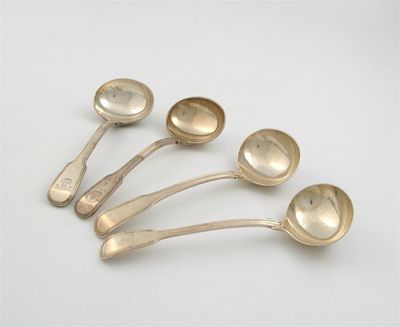 Appraisal: A pair of George fiddle and thread sauce ladles crest