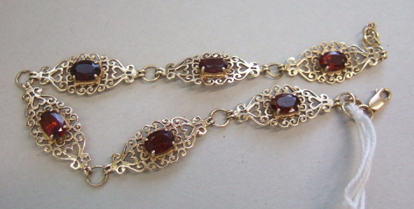 Appraisal: A gold and garnet set bracelet the links of pierced