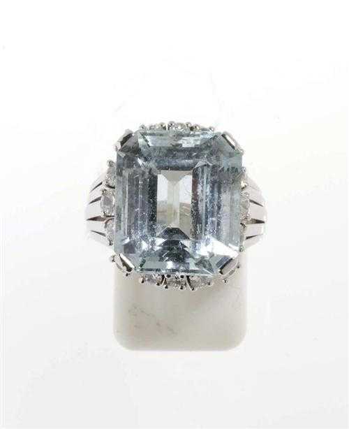 Appraisal: AQUAMARINE AND BRILLIANT-CUT DIAMOND RING White gold Elegant ring set