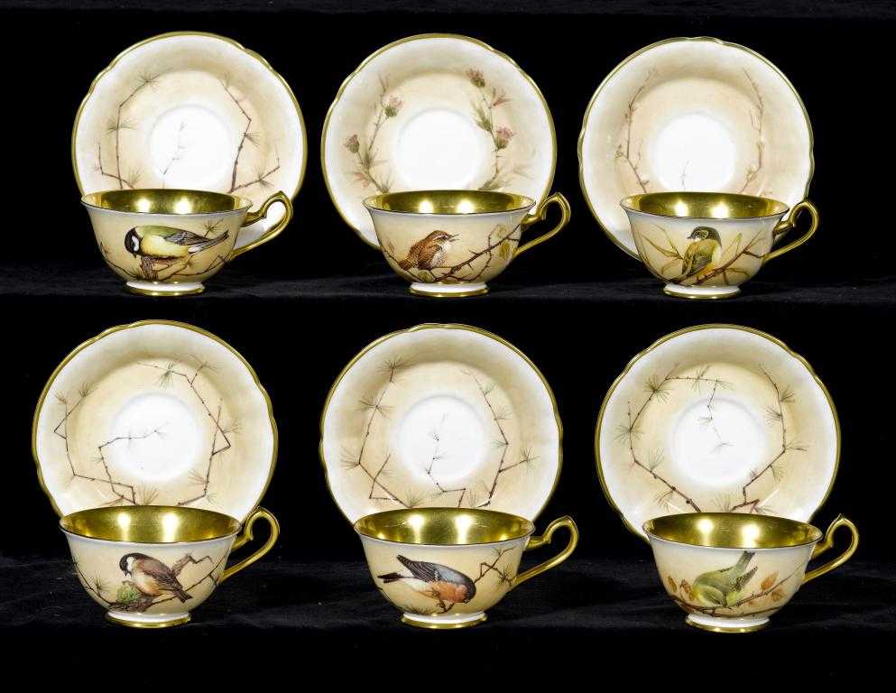 Appraisal: A SET OF SIX WORCESTER DECORATED TEA CUPS AND SAUCERS