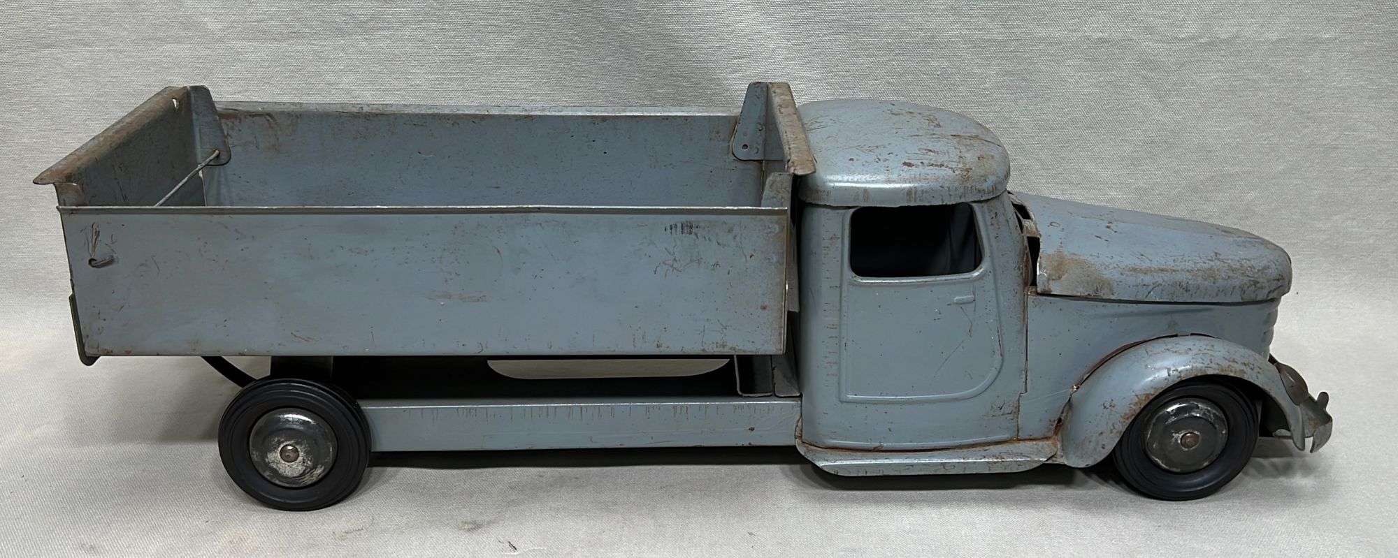 Appraisal: Structo pressed steel dump truck toyearly to mid th century