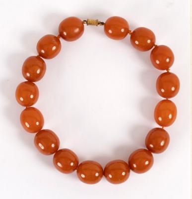 Appraisal: An amber necklace of large slightly oval beads approximately gm