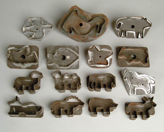 Appraisal: FIFTEEN FIGURAL TIN COOKIE CUTTERS Lot includes eight handled and