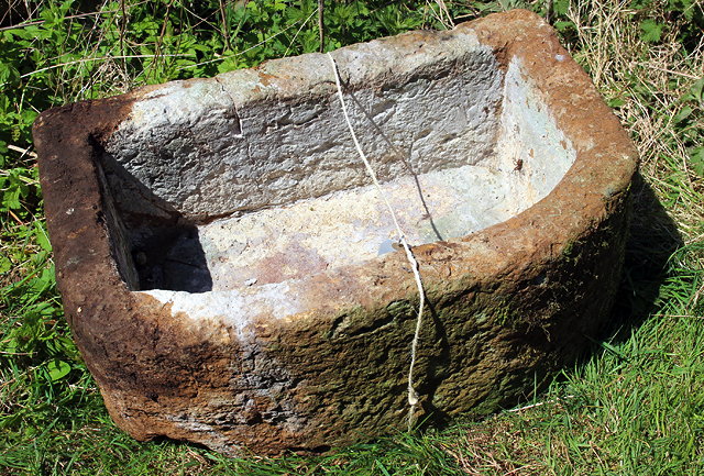 Appraisal: AN OLD HORNTON STONE 'D' SHAPED TROUGH cm wide x