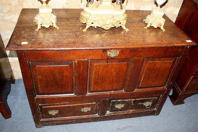 Appraisal: AN ANTIQUE OAK MULE CHEST with three panel front and