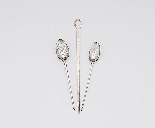 Appraisal: GEORGIAN SILVER MOTE SPOONS A SKEWER English struck for London