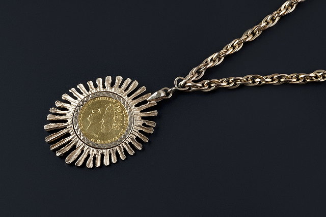 Appraisal: A sovereign pendant on chain the Elizabeth II Royal Silver