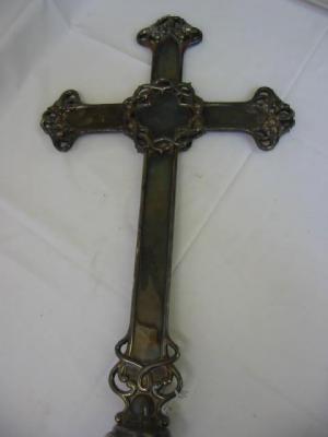 Appraisal: AN ART NOUVEAU STYLE SILVER PLATED PROCESSIONAL CRUCIFIX the ends