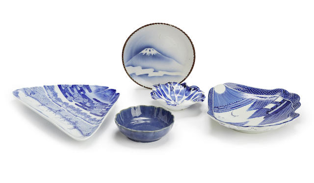 Appraisal: Five Japanese dishes late th early th century Comprising two