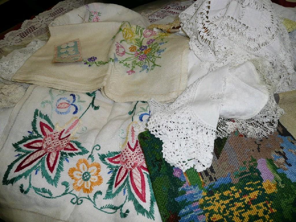 Appraisal: A variety of table linen lace edgings runners doilies etc