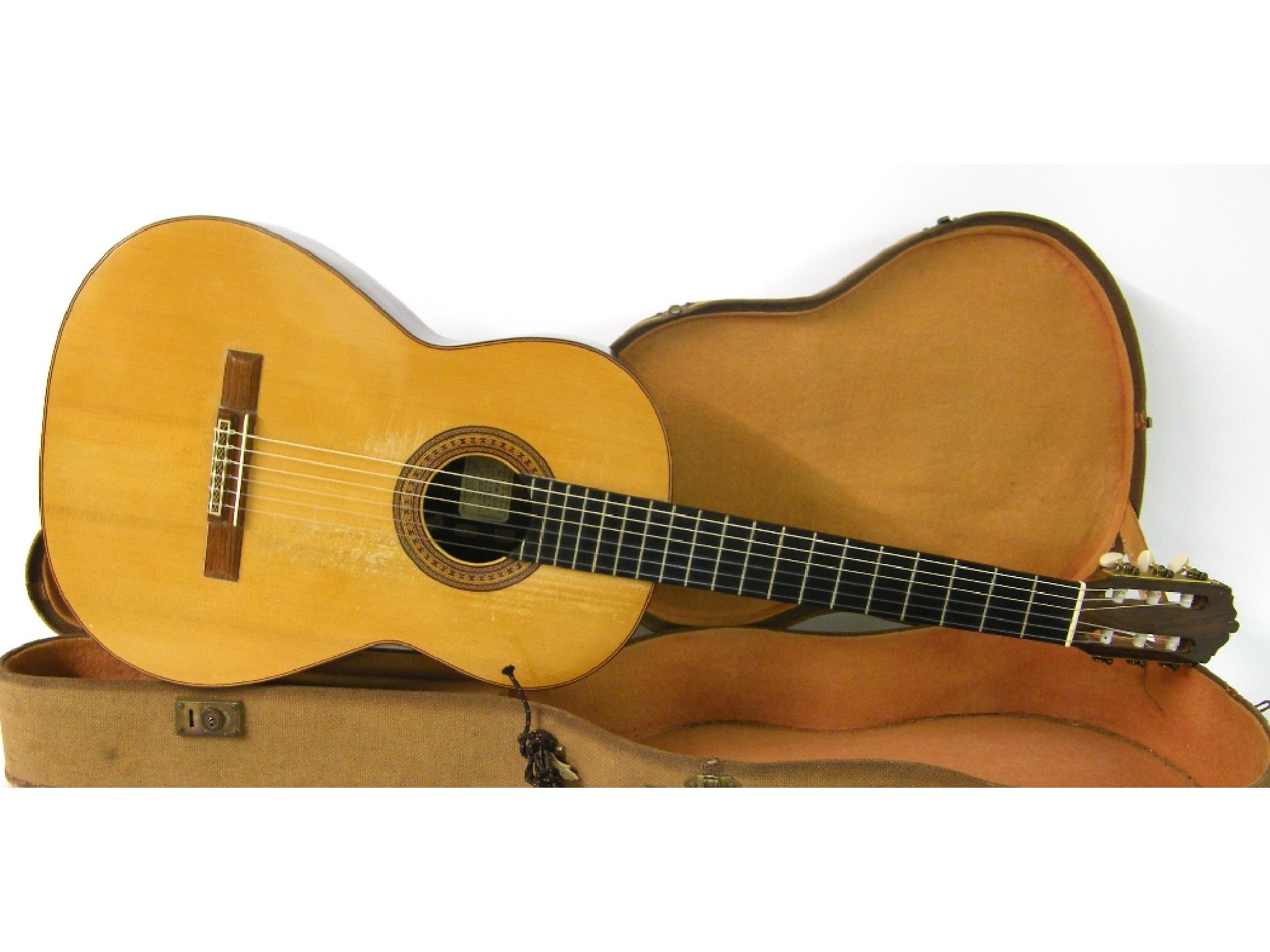 Appraisal: A Mateu classical guitar labelled Guitaras A Mateu Rossellon Barcelona