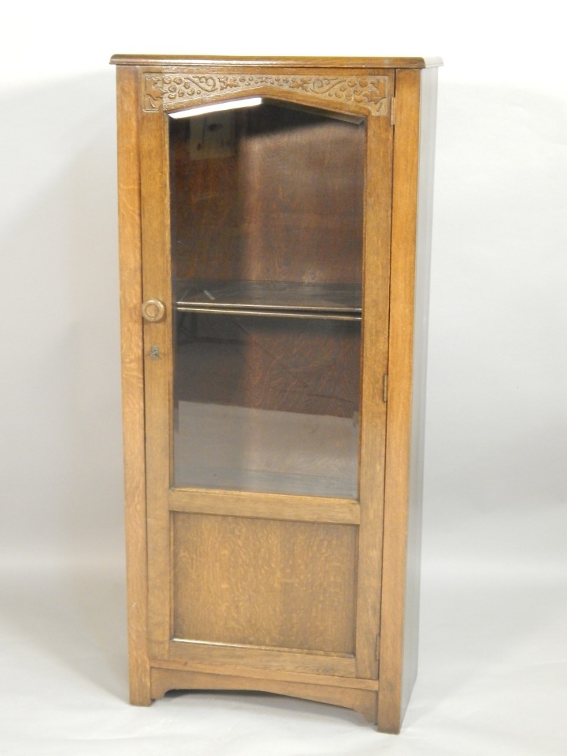 Appraisal: A mid thC oak display cabinet the rectangular top with