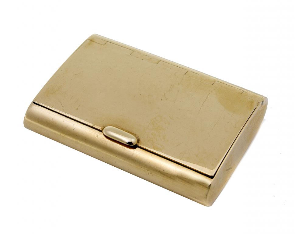 Appraisal: A CT GOLD RECTANGULAR SNUFF BOX with integral hinge x