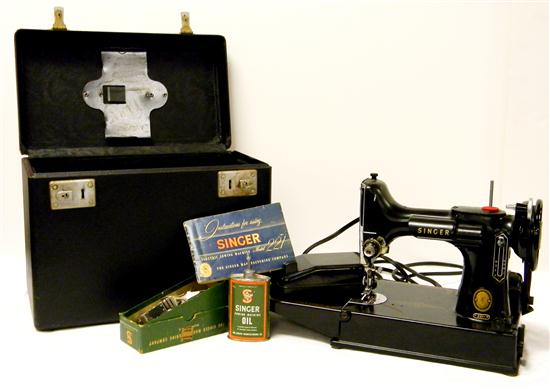 Appraisal: Singer Featherweight sewing machine in case