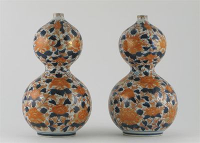 Appraisal: A pair of Japanese Imari gourd vases decorated with flowers