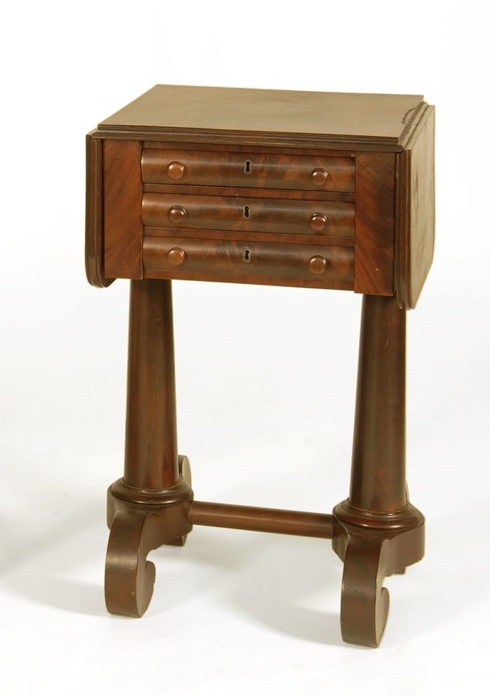 Appraisal: ANTIQUE AMERICAN FEDERAL DROP-LEAF WORK TABLE Circa - In mahogany