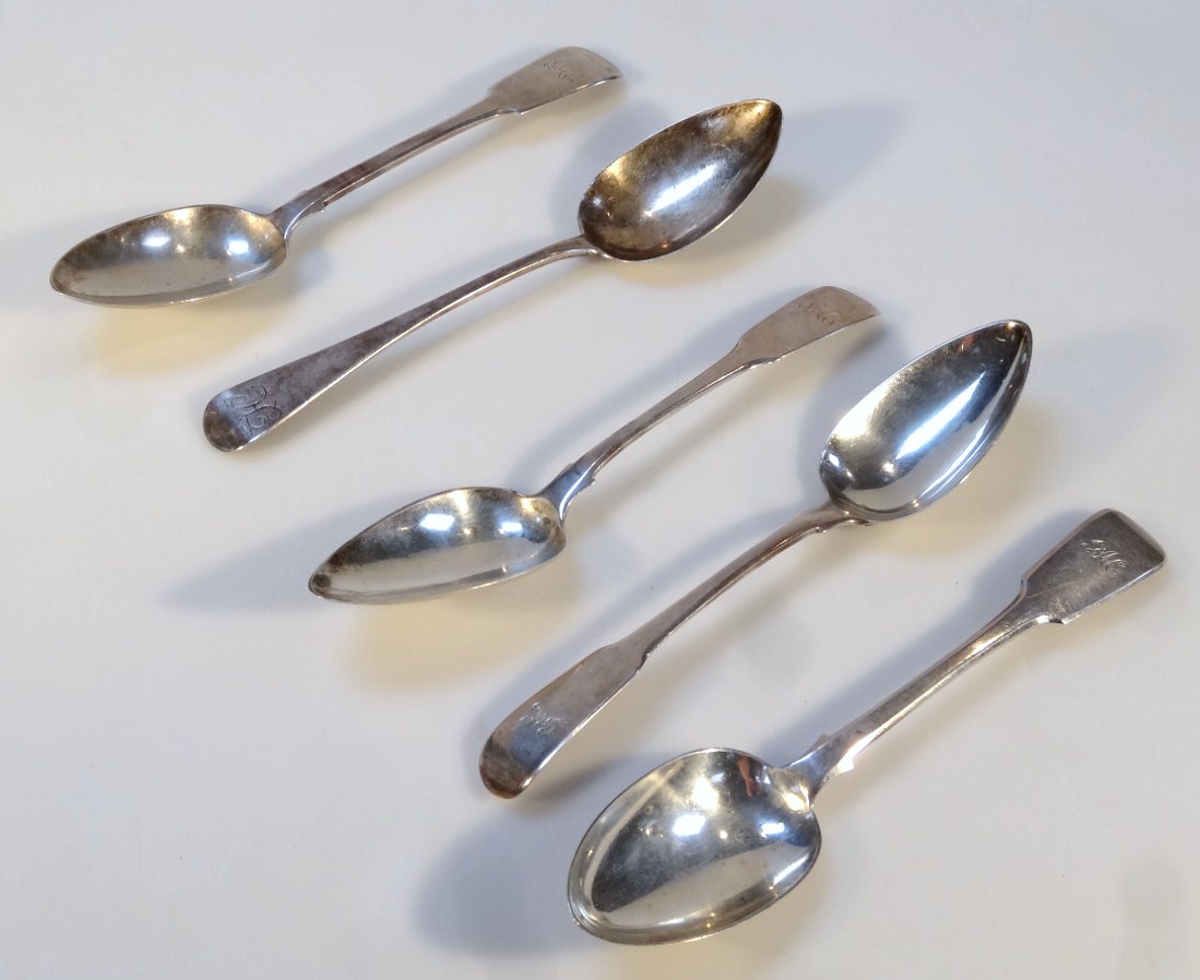 Appraisal: Five various Georgian silver tablespoons fiddle pattern etc cm high