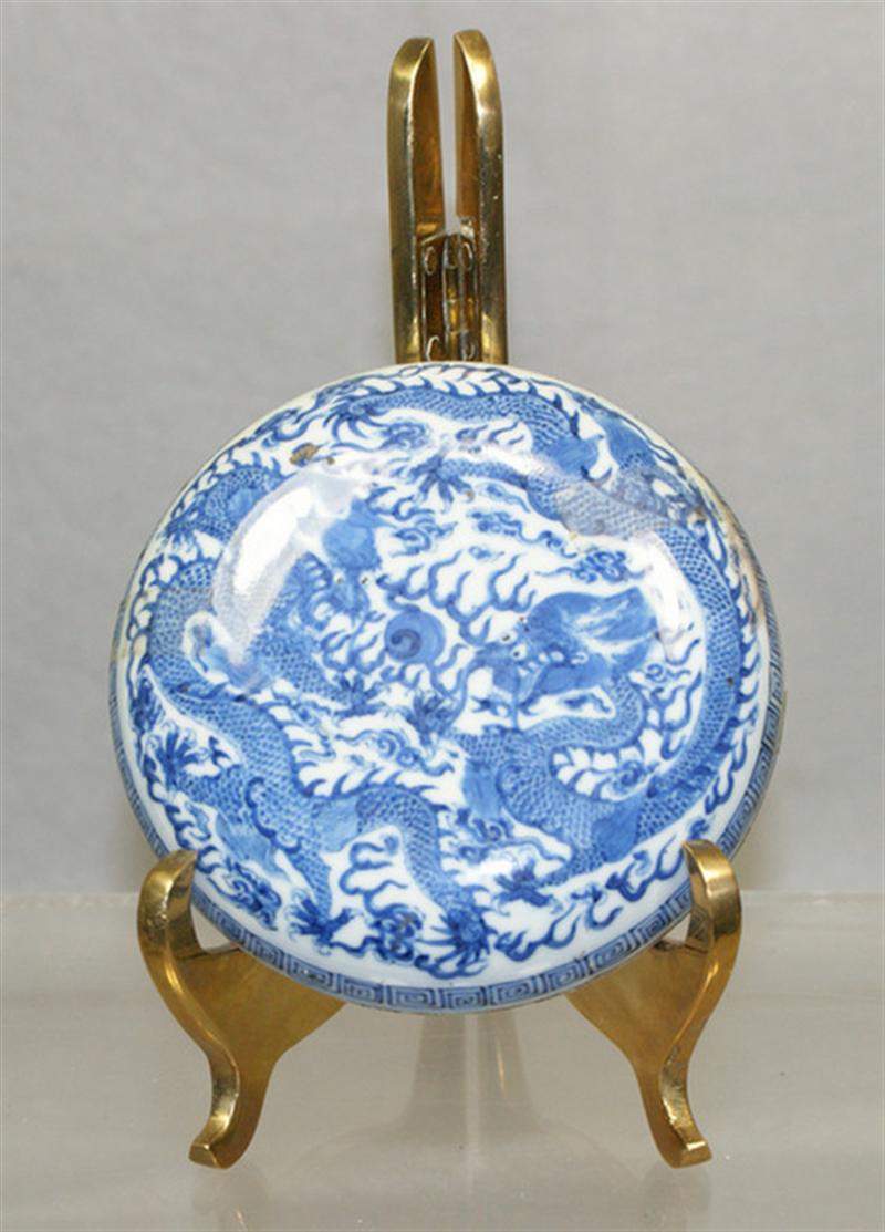 Appraisal: th c Chinese porcelain seal paste box with dragon design