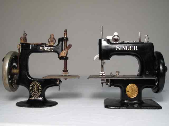 Appraisal: Vintage Singer miniature children's sewing machines Sewing machines are crank