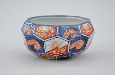 Appraisal: Japanese Imari Bowl A hand painted deep bowl of beehive