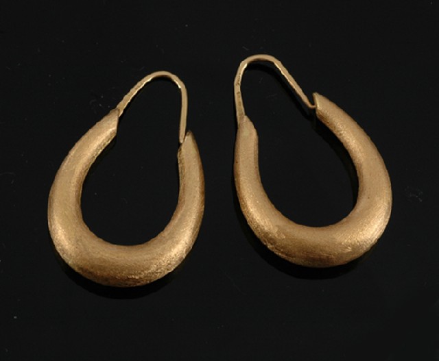 Appraisal: A pair of gold hoop earrings The oval hoops in