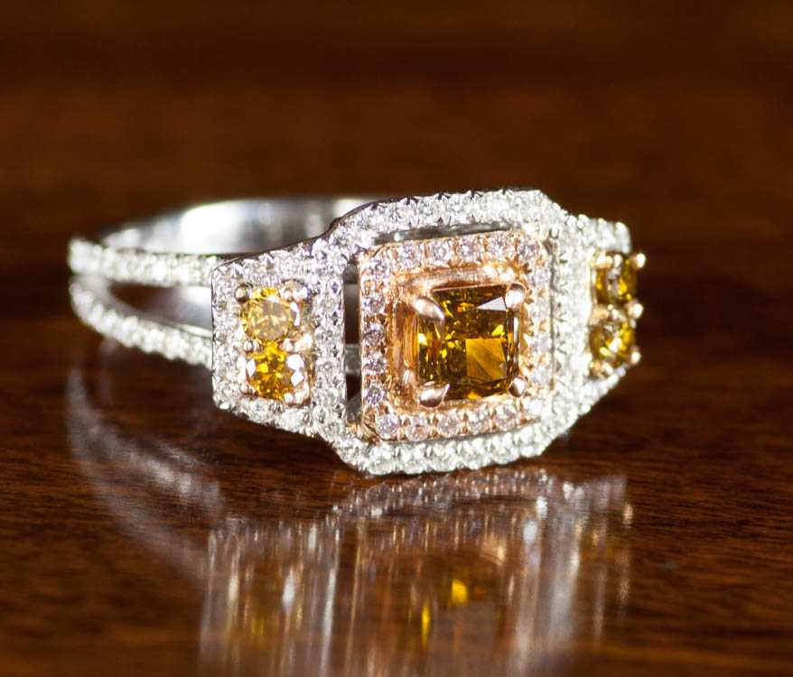 Appraisal: FANCY COLORED DIAMOND AND EIGHTEEN KARAT GOLD RING The white