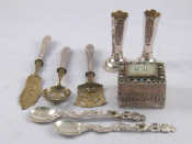 Appraisal: A pair of Continental spoons probably Dutch with putti holding