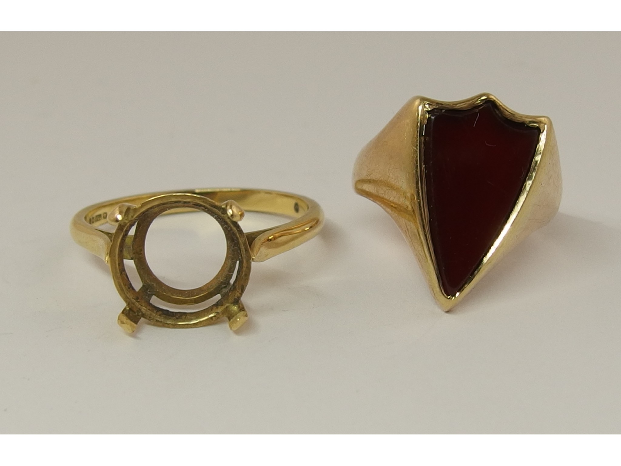 Appraisal: A ct unusual long shield shaped agate signet ring and