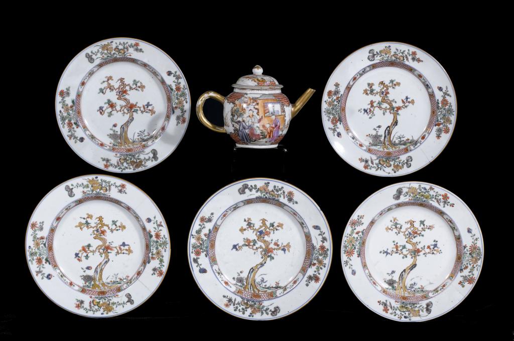 Appraisal: A SET OF FIVE FAMILLE VERTE PLATES AND A 'MANDARIN