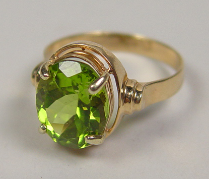 Appraisal: Ladies K Yellow Gold Peridot Ring x oval peridot AAA