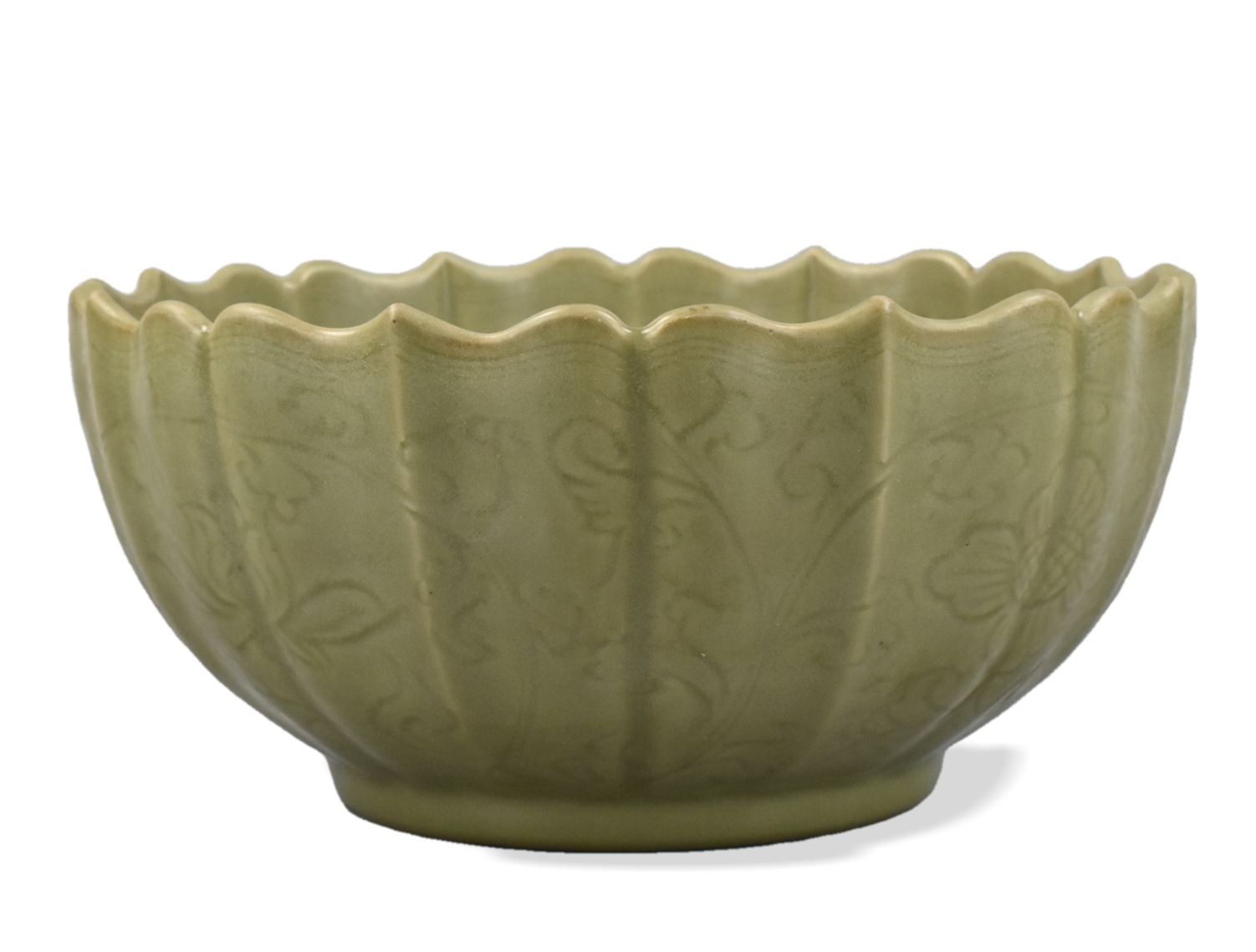 Appraisal: A large Ming Dynasty lobed Chinese celadon Longquan ware bowl