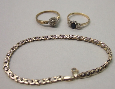 Appraisal: A ct gold and diamond set bracelet in an 'X'