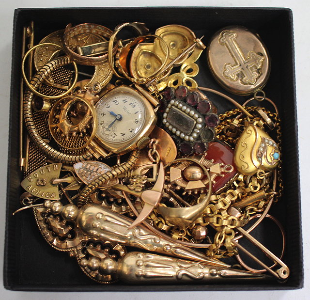 Appraisal: A SMALL QUANTITY OF GOLD JEWELLERY to include rings brooches