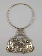 Appraisal: A Georgian sterling silver wine label with hinged ring mounting