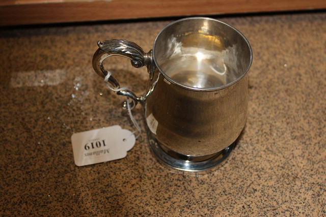 Appraisal: A GEORGE III SILVER HALF PINT TANKARD on spreading circular