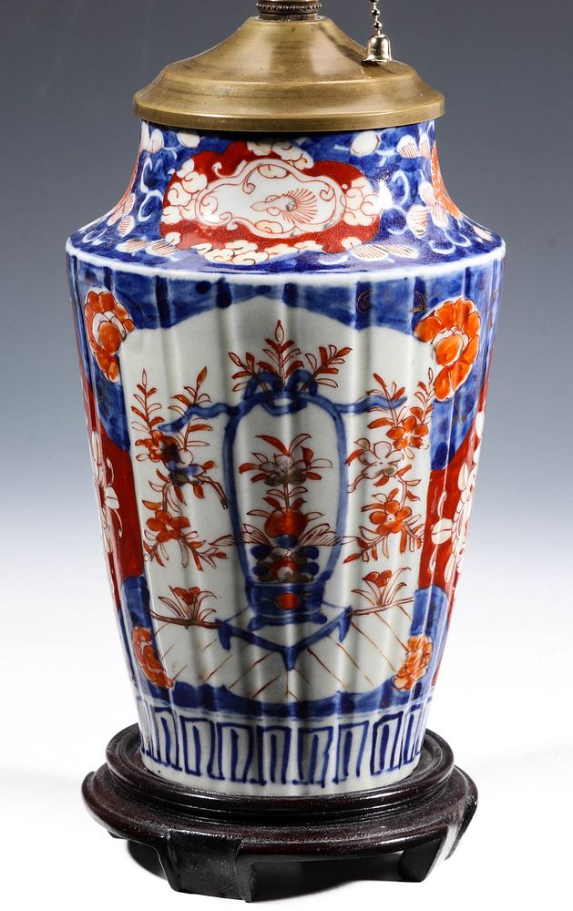 Appraisal: AN ANTIAUE JAPANESE IMARI PORCELAIN VASE AS TABLE LAMP The