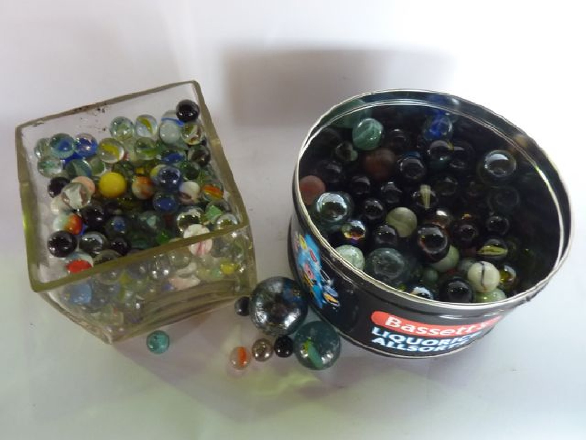 Appraisal: A collection of vintage glass marbles of various size type