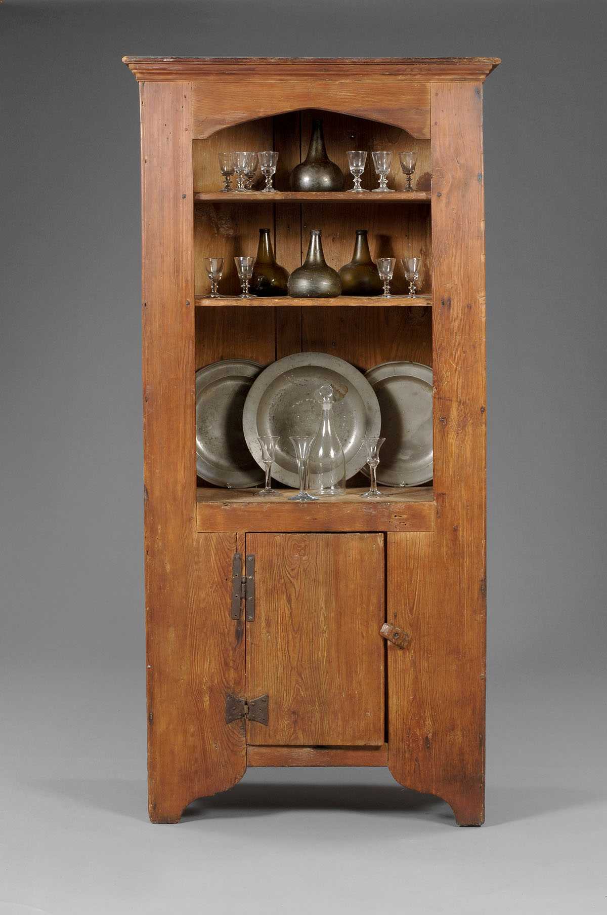 Appraisal: EARLY AMERICAN HARD PINE PEWTER CUPBOARD The applied molded crest