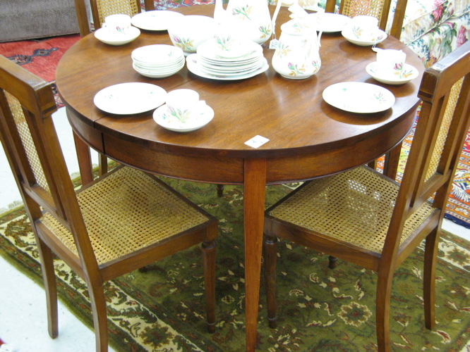 Appraisal: A ROUND FEDERAL-STYLE MAHOGANY DINING TABLE WITH THREE LEAVES American