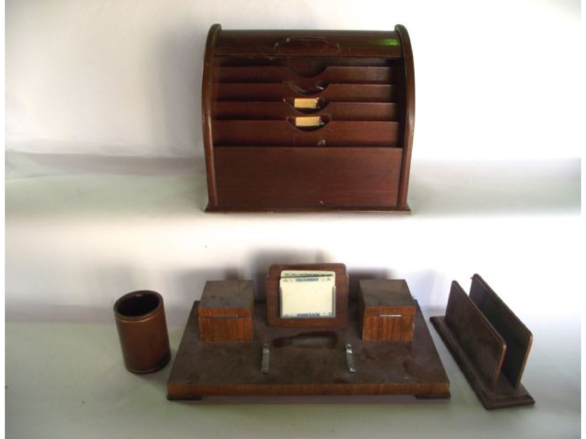 Appraisal: A vintage roll top timber desk companion revealing a fitted