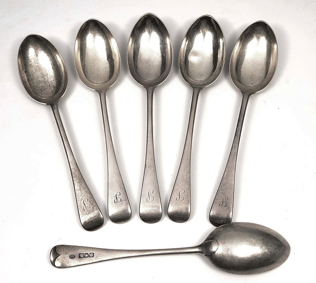 Appraisal: A SET OF SIX OLD ENGLISH PATTERN SILVER DESSERT SPOONS